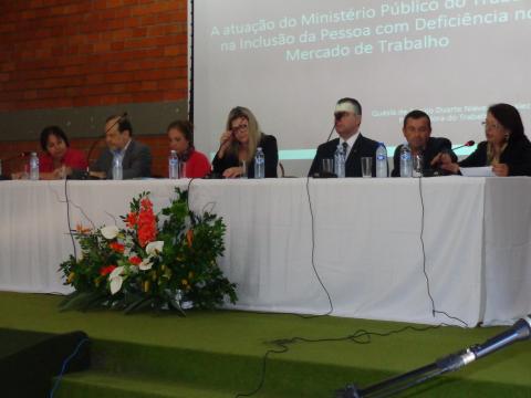 Foto auditório e mesa composta por autoridades no seminário de Empregabilidade.