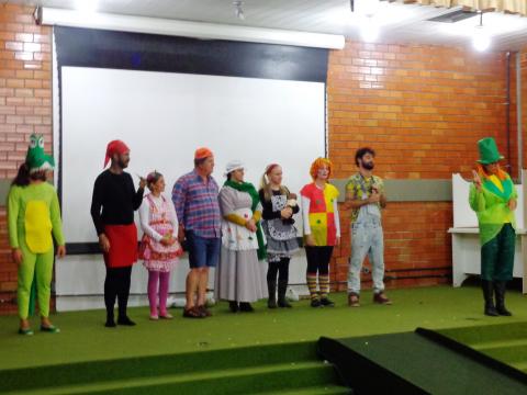 FOTO TEATRO: Os profissionais apresentaram uma adaptação da obra de Monteiro Lobato o Sítio do Pica-pau Amarelo. A peça foi toda em LIBRAS com os interpretes fazendo as vozes dos personagens.