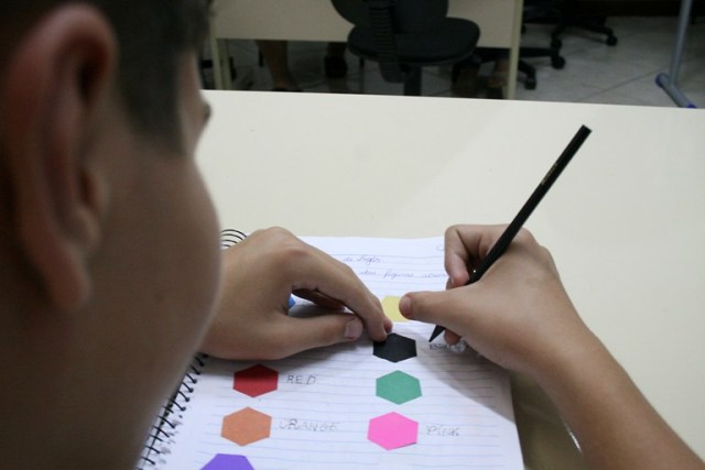 Aluno com autismo no Instituto Estadual de Educação, em Florianópolis.