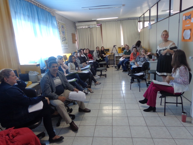 Professora Ariane Chagas ministrando curso no CETEP