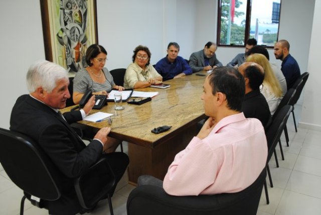 Secretário da Casa Civil, Nelson Serpa, recebe representantes da Comissão de Acompanhamento da Reestruturação do Serviço de Reabilitação Visual da FCEE