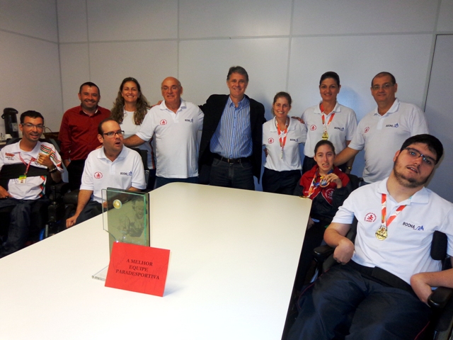 Atletas da Bocha Paralímpica apresentam Troféu e Medalha ao Presidente da FCEE