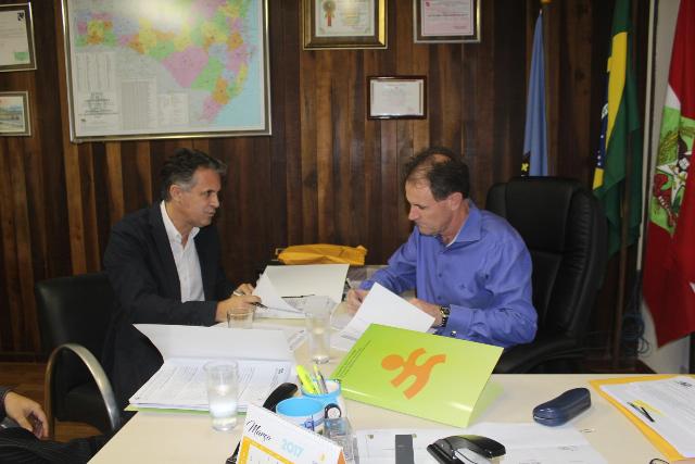 Salvatti e presidente da FCEE assinaram convênios na tarde de quinta-feira na ADR Canoinhas