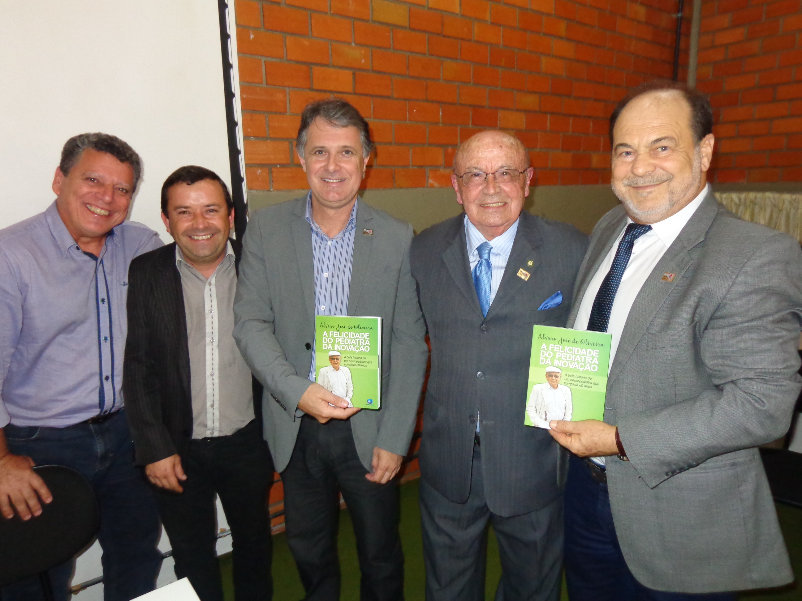 Dr. Alvaro José de Oliveira, ao centro, com os atuais dirigentes da FCEE