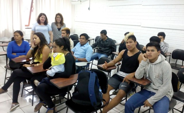 Grupo de alunos do Magistério Indígena em visita na FCEE