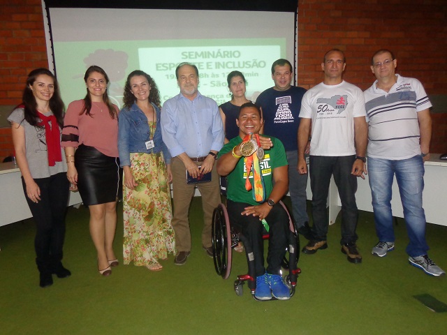 Clodoaldo Silva com equipe da FCEE no Seminário Esporte e Inclusão