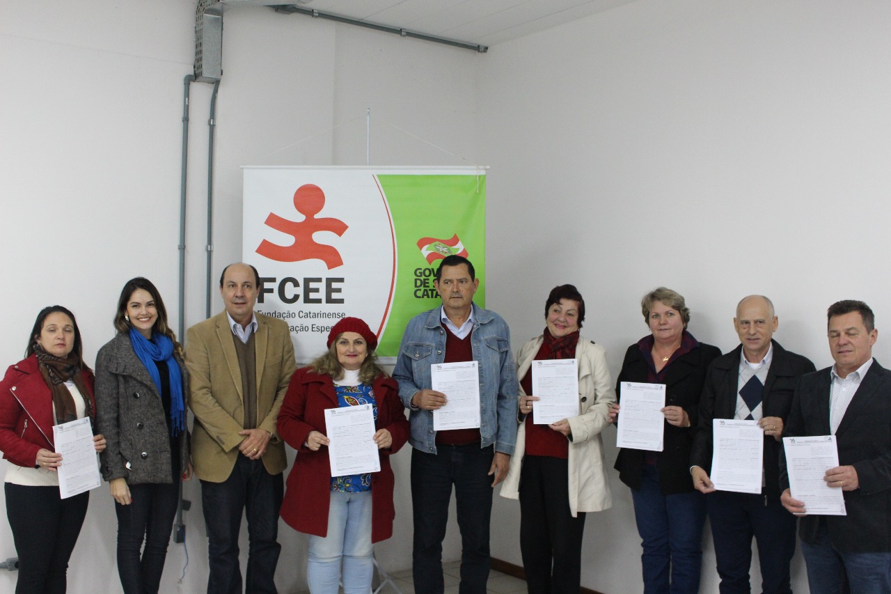 Representantes das APAEs de Blumenau renovam convênios com a FCEE