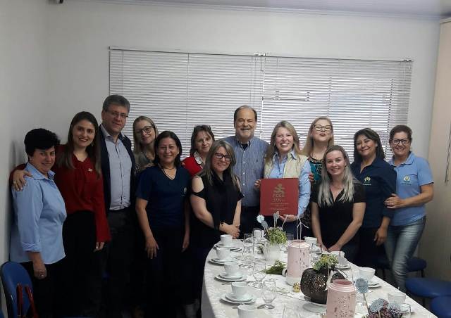 Na imagem, o Presidente da FCEE e sua equipe gestora, ao lado dos profissionais da APAE de Curitibanos para a entrega do Livro 