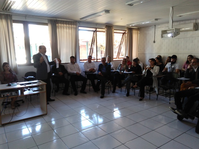 Na imagem, o Presidente da FCEE, professor Pedro de Souza, apresenta o PFC para a equipe gestora da Instituição.