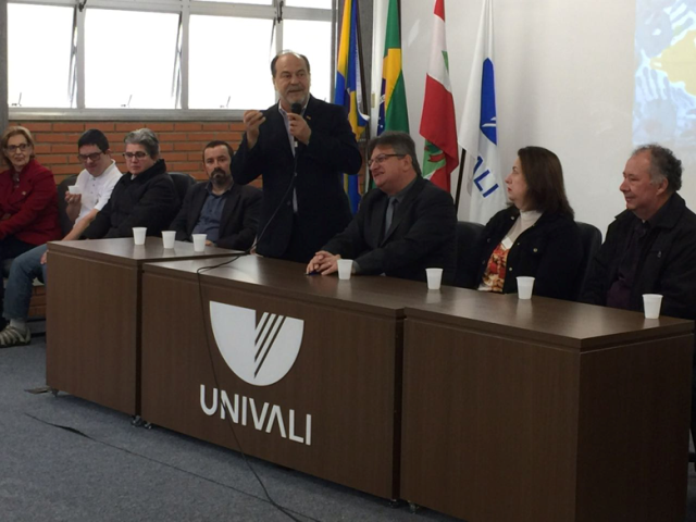 Presidente da FCEE, professor Pedro de Souza, falando perante ao público no auditório da Univali.