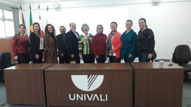 Na imagem, o Presidente da FCEE, professor Pedro de Souza, junto da equipe gestora da Fundação no auditório da Univali.