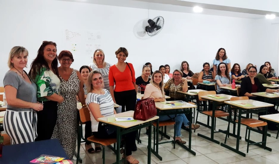 Grupo de professoras da FCEE junto com cursistas de Brusque em sala de aula. 