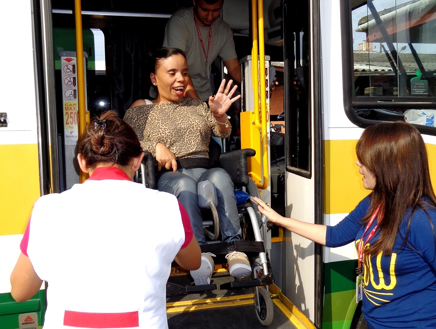 Educanda Patrícia Rosa saindo do ônibus da FCEE
