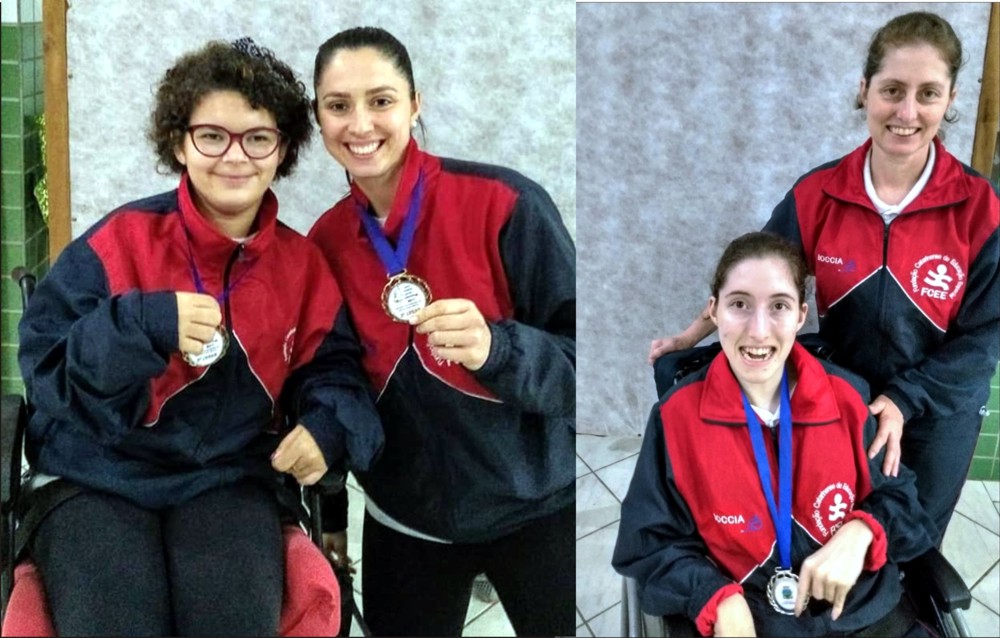 Fotomontagem: na imagem da esquerda, a atleta cadeirante Beatriz Marta das Chagas posa com medalha ao lado da sua calheira, e na imagem da direita, a também cadeirante Júlia Pereira Marcelino posa com sua medalha ao lado da sua calheira. 