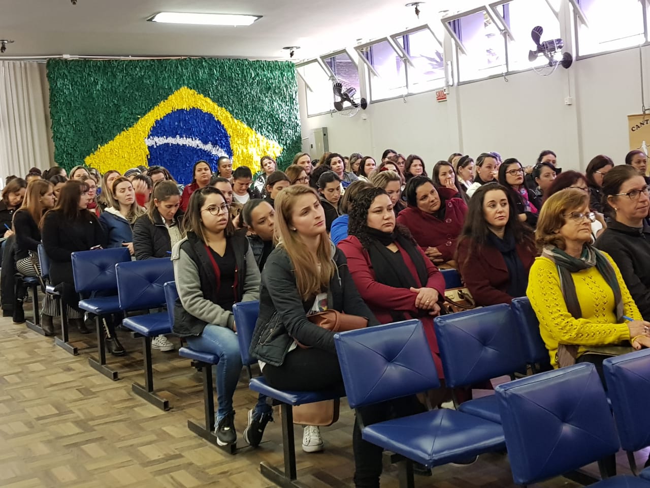 Auditório lotado com professores em Criciúma
