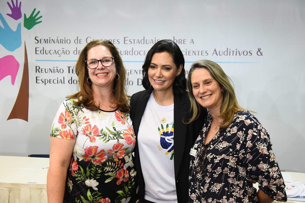 Coordenadora do CAS/FCEE (a direita) posa para foto ao lado da primeira-dama Michelle Bolsonaro (ao centro) e da representante de Secretaria de Estado da Educação de Santa Catarina. 