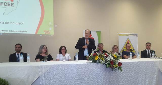Presidente da FCEE, prof. Pedro de Souza, discursando no evento 