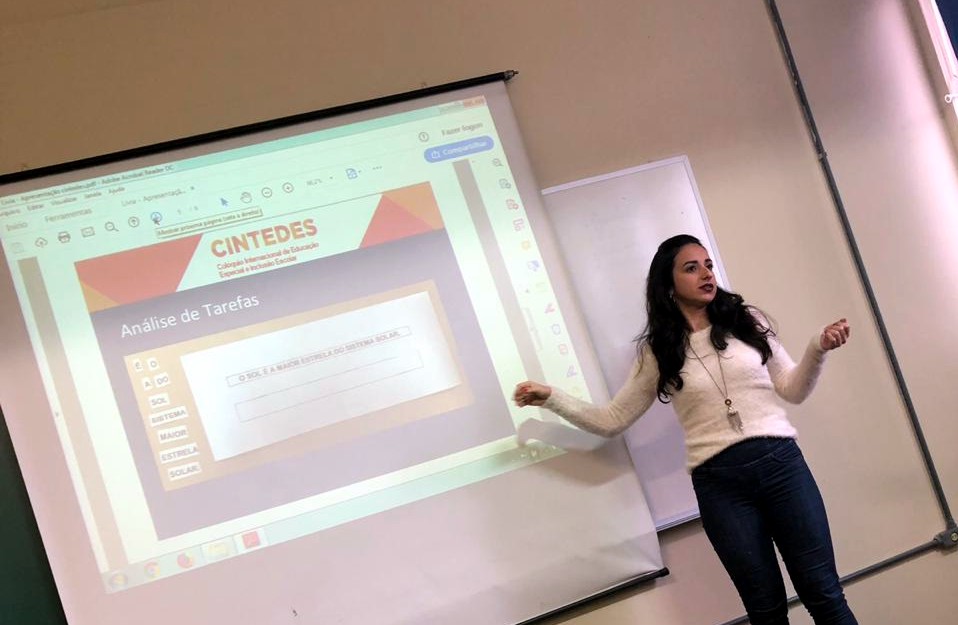 Pedagoga Lívia Ferreira apresentando trabalho no Cintedes 2019
