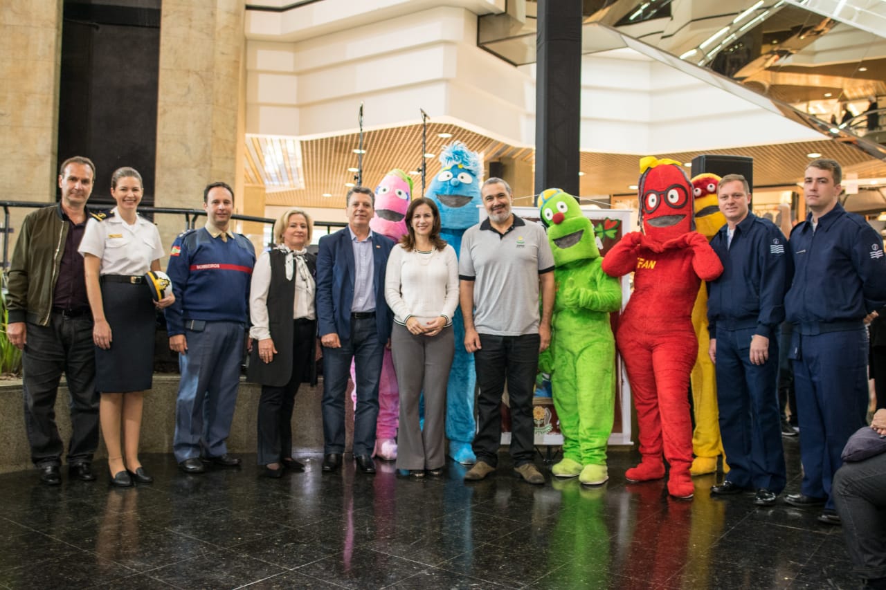 Autoridades posam para foto no vão central do Beiramar Shopping ao lado dos mascotes do evento