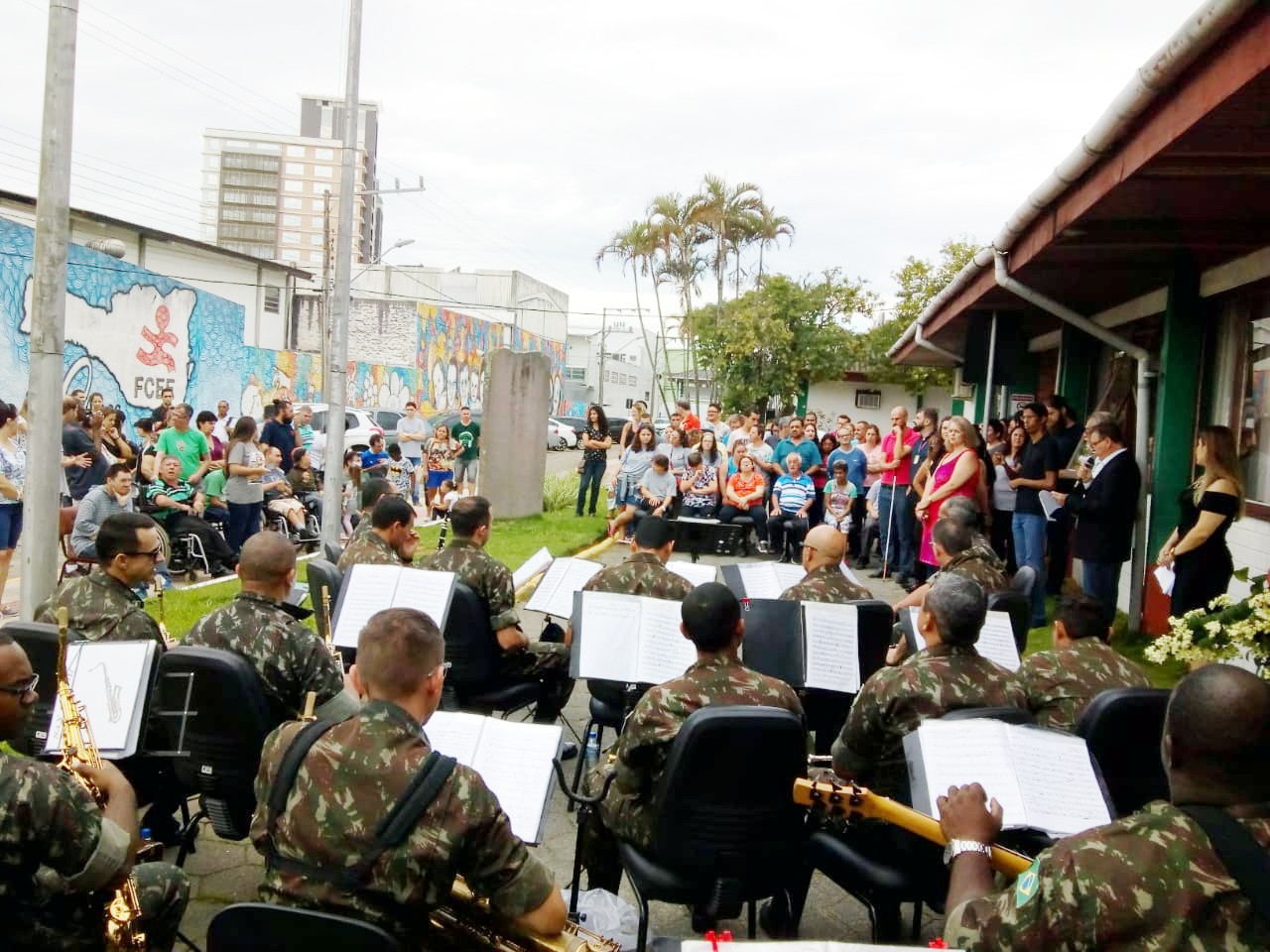 Banda do Exército executa músicas cerca por servidores, educandos e familiares