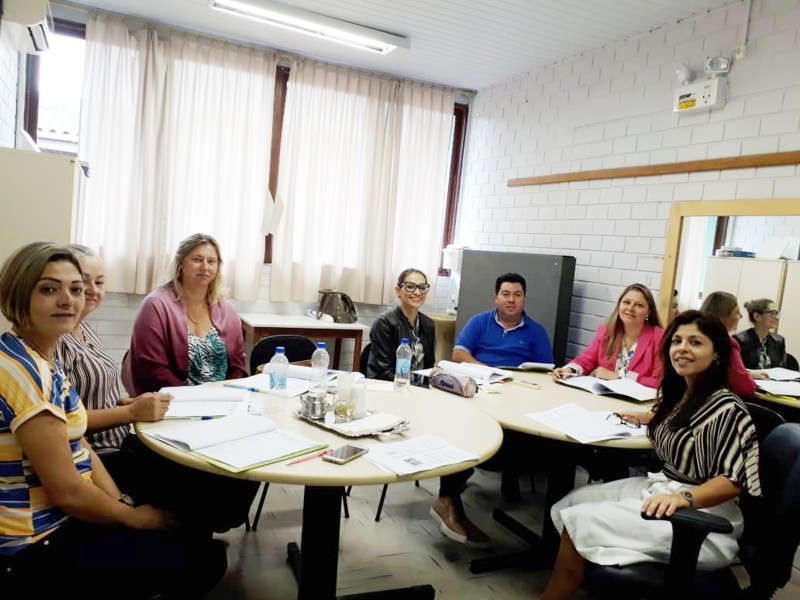 Professores de Itapoá recebendo capacitação na área de TDAH