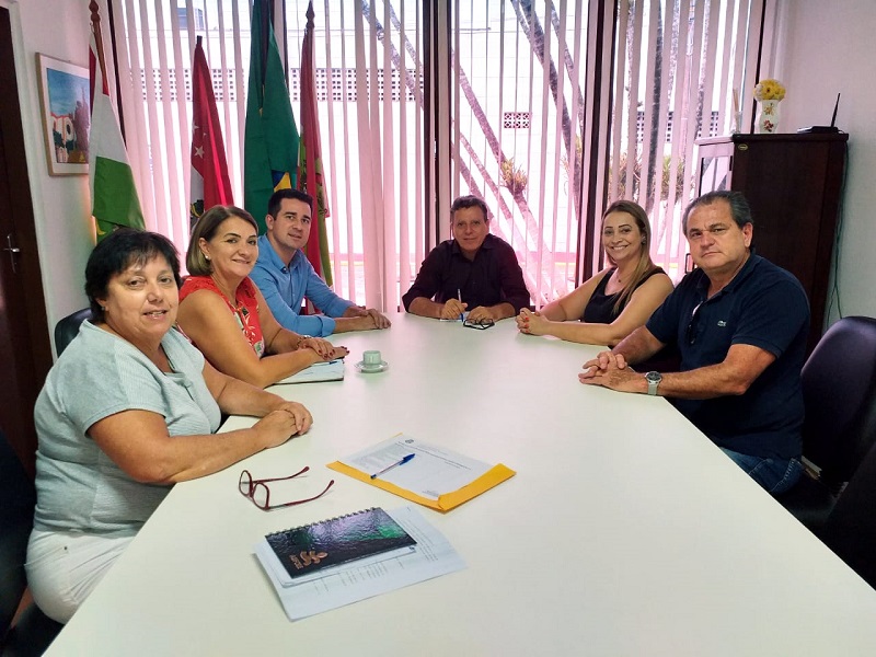 Prefeito de São João Batista reunido no Gabinete da Presidência da FCEE