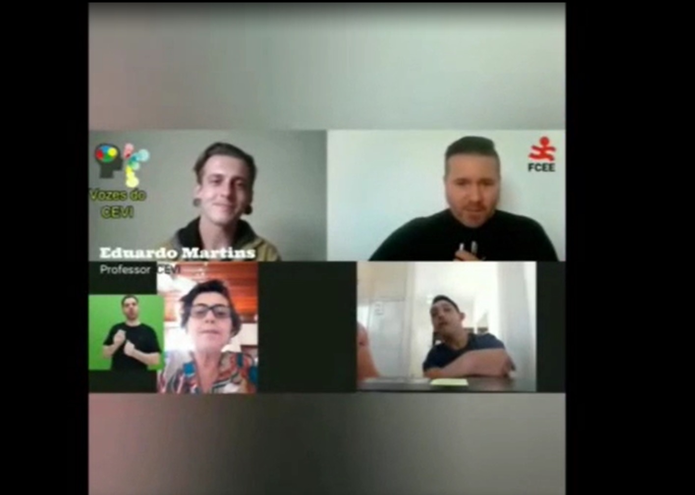 Reprodução de vídeo na internet, imagem de quatro pessoas, tela de computador