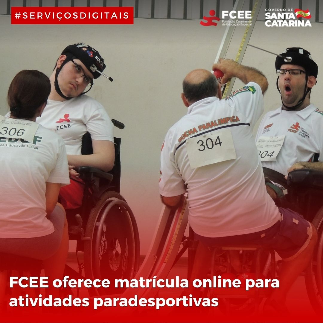 Foto de duas pessoas cadeirantes jogando bocha com dois instrutores