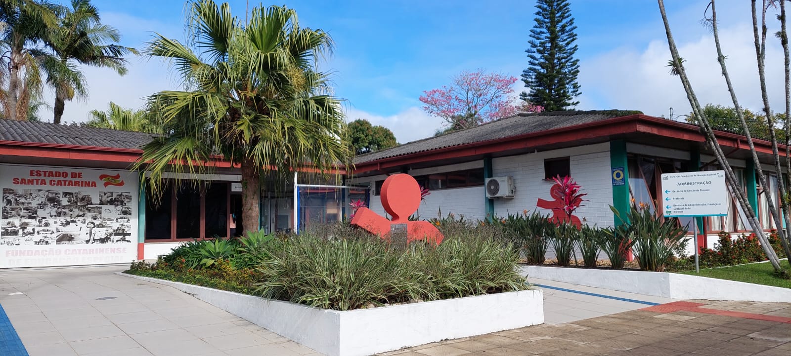 A foto mostra a fachada do prédio da Fundação Catarinense de Educação Especial