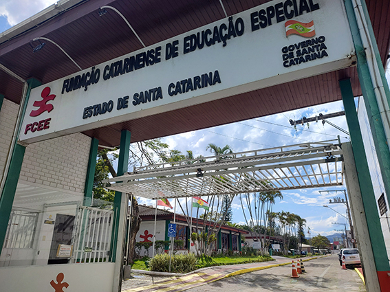 Imagem da fachada do campus da FCEE, com letreiro grande no topo escrito Fundação Catarinense de Educação Especial