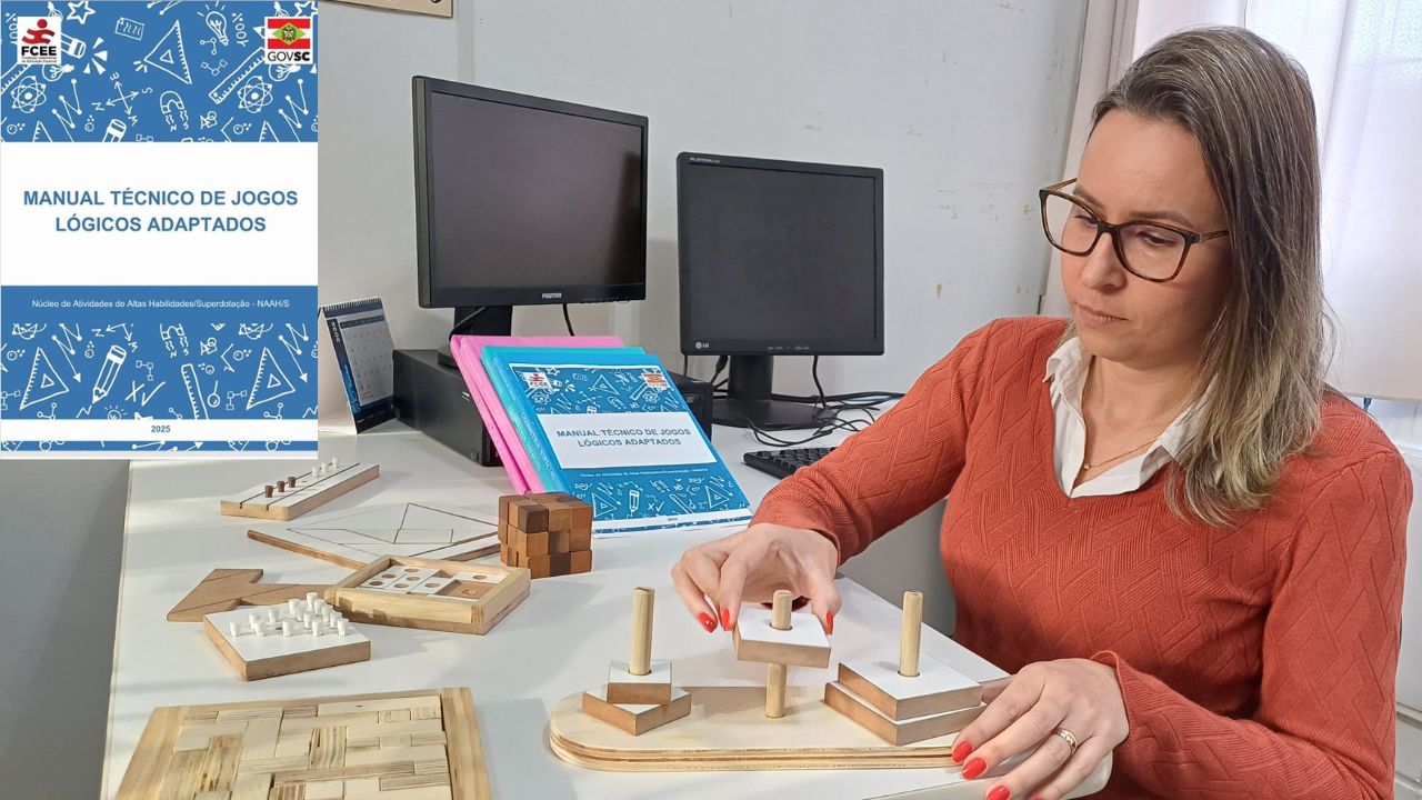 Mulher branca, loira, de blusa vermelha, joga um jogo de pinos de maideia. Sobre a mesa há mais dois quatro jogos de logica. Ao fundo aparece dois computadores sobre a mesa. No alto da imagem aparece a capa de um manual nas cores azul em branco com os dizeres em azul: Manual Técnico de Jogos Lógicos Adaptados
