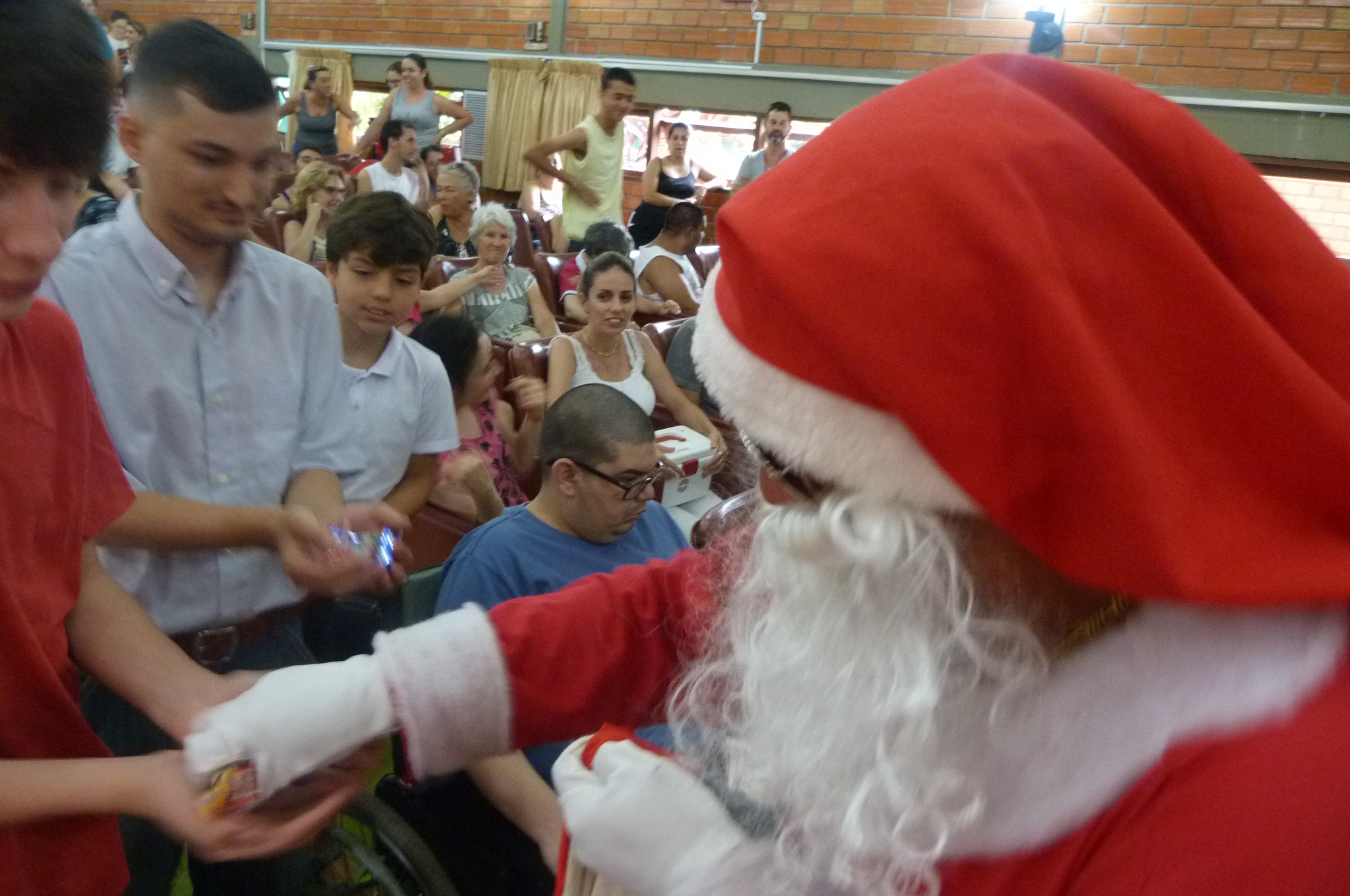 Papai Noel distribui balas em meio aos educandos no auditório