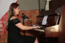 Juliana Buratto executa a música 