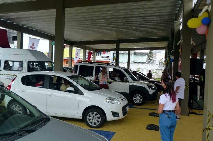 Equipe do CEVI recepciona veículos com educandos