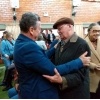 Presidente da FCEE, Rubens Feijó, abraça Dr. Álvaro José de Oliveira